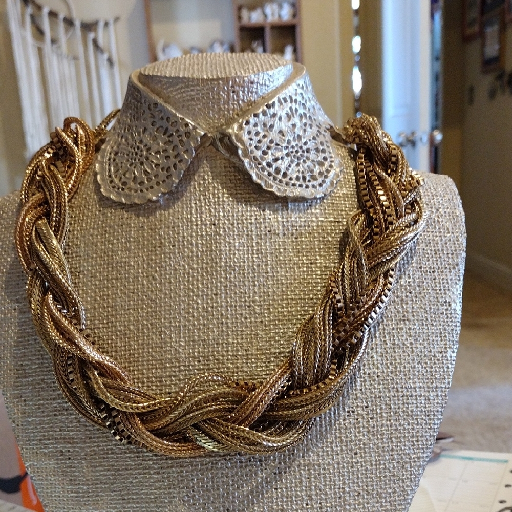 Elegant Gold Braided Necklace